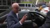 Руперт Мердок отвечает на вопросы за пределами своего нью-йоркского офиса
