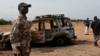 Нигерийский солдат стоит на страже в заповеднике Куре, примерно в 60 км от Ниамея, 21 августа 2020 г.