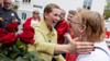 Метте Фредериксен, лидер датских социал-демократов, дарит избирателям розы в последнюю минуту кампании в Ольборге, Дания.