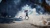 Активисты бегают сквозь облака слезоточивого газа