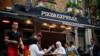 Посетители сидят возле ресторана Pizza Express в центре Лондона