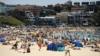 Люди собираются на пляже Бонди в Сиднее
