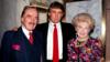 Фотография Дональда Трампа с родителями Фредом Трампом и Мэри Энн Трамп в 1992 году