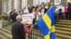 Участники кампании несут флаг Пембрукшира перед заседанием совета здравоохранения