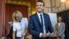 Президент Франции Эммануэль Макрон (справа) голосует со своей женой Брижит Трогне в Ле-Туке, север Франции, 11 июня 2017 г.