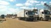 Колонны грузовиков стоят в очереди у пограничного поста в Замбии