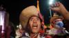 Сторонник Карлоса Месы, бывшего президента и нынешнего кандидата в президенты от партии Citizen Community (CC), приветствует во время заключительного митинга предвыборной кампании Месы перед всеобщими выборами 18 октября в Санта-Крус, Боливия 13 октября 2020 г.