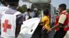 Члены Общества Красного Креста Мьянмы перевезут тело Пьяе Соне Вин Маунг с лодки в машину скорой помощи, которая доставит в больницу Ситтве, в Ситтве, штат Ракхайн, западная Мьянма, 21 апреля 2020 г.