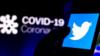 Логотип Twitter на смартфоне с компьютерной моделью коронавируса Covid-19.