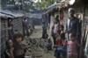 Люди видны в лагере беженцев Кутапалонг Рохингья 20 января 2017 года в Кокс-Базаре, Бангладеш.