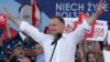 Президент Польши Анджей Дуда поднимает руки на предвыборной кампании, июль 2020 г.