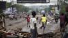 Люди убегают по прибытии ОМОНа, когда протестующие устанавливают баррикады в Бамако