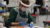 Студент Эдинбургского университета проводит бессимптомное тестирование с использованием антигена бокового потока