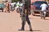 На снимке, сделанном 29 октября 2018 года, изображен полицейский, патрулирующий центр Уахигуи, восточная часть Буркина-Фасо.
