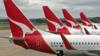 Смесь самолетов Qantas припаркована на одной из трех взлетно-посадочных полос в Сиднее, Австралия.