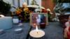 Фотография Винсента Лока, служителя церкви Нотр-Дам, одной из жертв смертоносного ножевого нападения, со свечами и цветами перед церковью Нотр-Дам в Ницце, Франция, 30 октября 2020 г.
