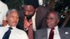Нельсон Мандела (слева) и Эндрю Млангени (справа) слушают Сирила Рамафоса