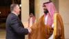 Госсекретарь США Майк Помпео пожимает руку наследному принцу Саудовской Аравии Мухаммеду бен Салману в Джидде (18 сентября 2019 г.)