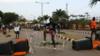 Протестующий сидит на баррикаде, блокирующей дорогу в Лагосе, Нигерия. Фото: 20 октября 2020 г.