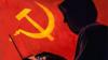 Старый коммунистический русский серп и молот виден на фоне карикатуры на хакера в толстовке с капюшоном