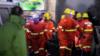 Спасатели несут пострадавшего на место взрыва угольной шахты в Пинъяо в начале 19 ноября 2019 г.