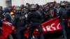 Мигранты без документов окружены полицией после оккупации Пантеона в Париже, 12 июля 2019 г.