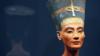 Вид на бюст одной из величайших красавиц истории, королевы Египта Нефертити, после того, как он вернулся на Музейный остров Берлина впервые после Второй мировой войны, 12 августа 2005 года в Старом музее города.