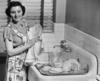 Домохозяйка 1950-х годов моет посуду