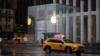 Такси проезжает мимо штаб-квартиры Appl в Нью-Йорке