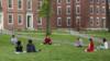 Социально дистанцированное празднование окончания юридического факультета Гарварда в мае