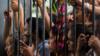 Родственники ждут информации в общественной тюрьме Видал Песоа 8 января 2017 года в Манаусе, Амазонас, Бразилия