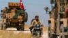 Турецкие военные машины патрулируют сирийскую деревню Аль-Хашиша на окраине Тал Абьяд