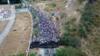 Гватемальские солдаты и полицейские образуют человеческую баррикаду, чтобы остановить гондурасских мигрантов, идущих по шоссе недалеко от Чикимула, Гватемала