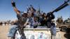 Новобранцы-хуситы скандируют лозунги на военном автомобиле в Сане 3 января 2017 года