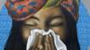 Фреска в Сенегале, где женщина сморкается