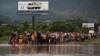Люди смотрят на затопленную улицу во время прохождения Storm Eta в Пимиенте, Гондурас 5 ноября 2020 г.