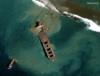 На спутниковом снимке показаны буксиры и японский сухогруз MV Wakashio