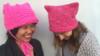 Соучредители Pussyhat Project Криста Су и Джейна Цвейман смеются в своих шляпах