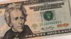 На этой фотографии изображена 20-долларовая банкнота крупным планом с изображением президента Эндрю Джексона, сделанная 3 августа 2020 года в Лондоне, Англия.