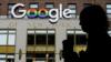 Логотип Google украшает их офис в Нью-Йорке