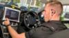 Полицейский использует компьютер в патрульной машине в Бристоле