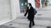 Женщина гуляет в центре Белфаста