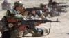 Члены полувоенных формирований Народной мобилизации Ирака принимают участие в тренировках с оружием в Басре (4 августа 2019 г.)