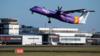 Самолет Flybe взлетает или приземляется в аэропорту Кардиффа