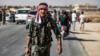Солдат сирийского режима патрулирует улицу