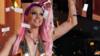Кортни Акт машет толпе после победы в Celebrity Big Brother