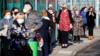 Люди стоят в очереди в центре тестирования на коронавирус (Covid-19) в Ливерпуле в пятницу