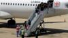 Пленные хуситы, освобожденные коалицией под руководством Саудовской Аравии, садятся в самолет в аэропорту Саюн, Йемен