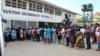 Жители Джорджтауна, Гайана, ждут в очереди, чтобы проголосовать