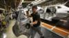 Сотрудник производственного персонала Nissan снимает дверцу автомобиля, работая в отделении «Отделка и шасси» на их заводе в Сандерленде.